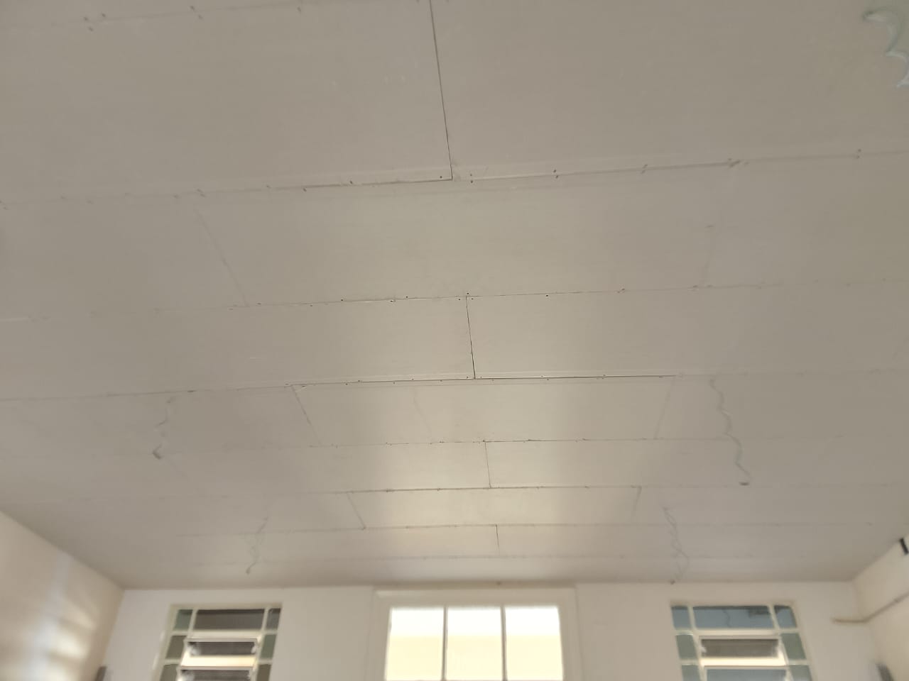 Forro de drywall liso com acabamento em massa corrida
