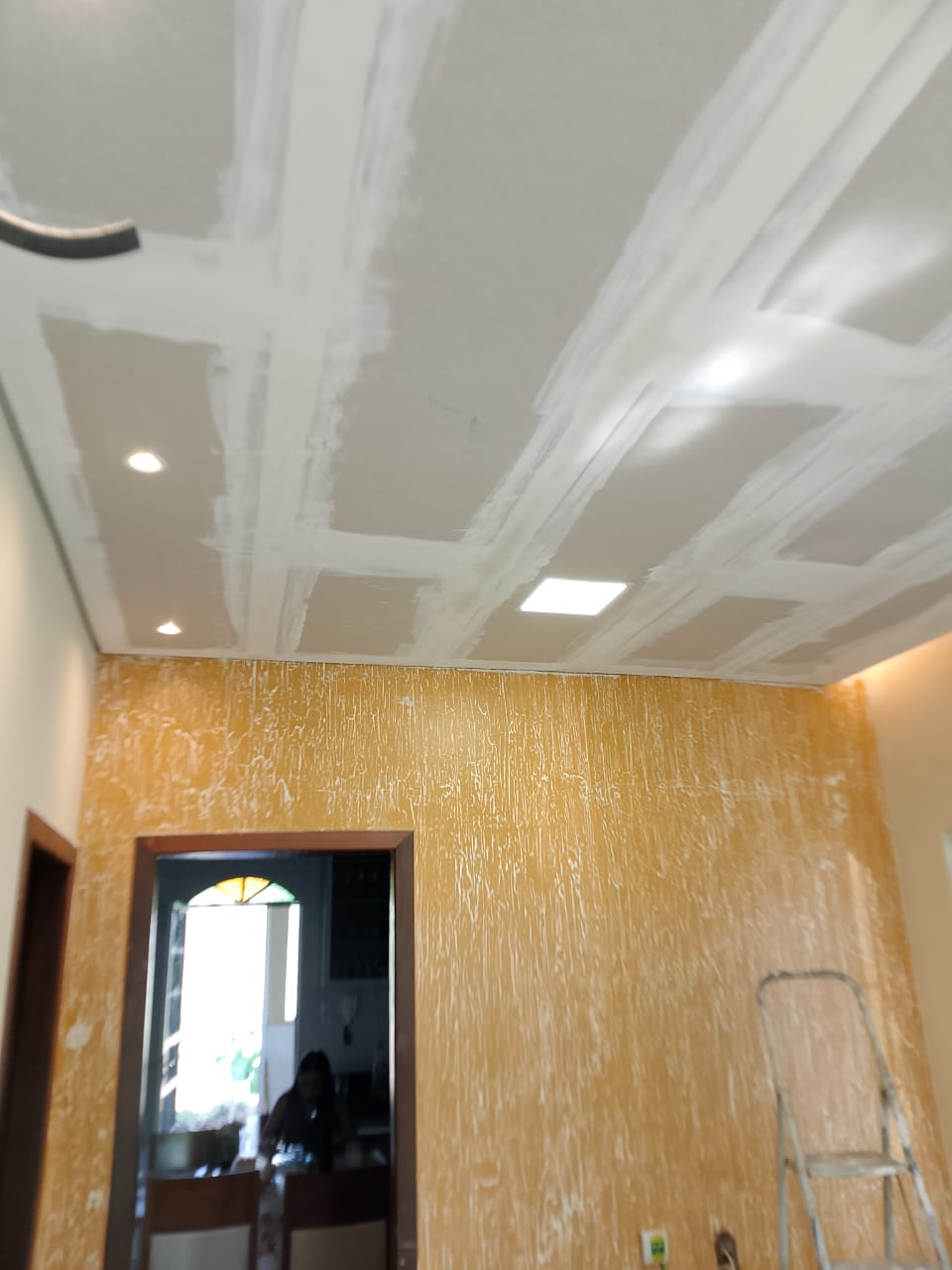 Forro de drywall em execução com tratamento de juntas