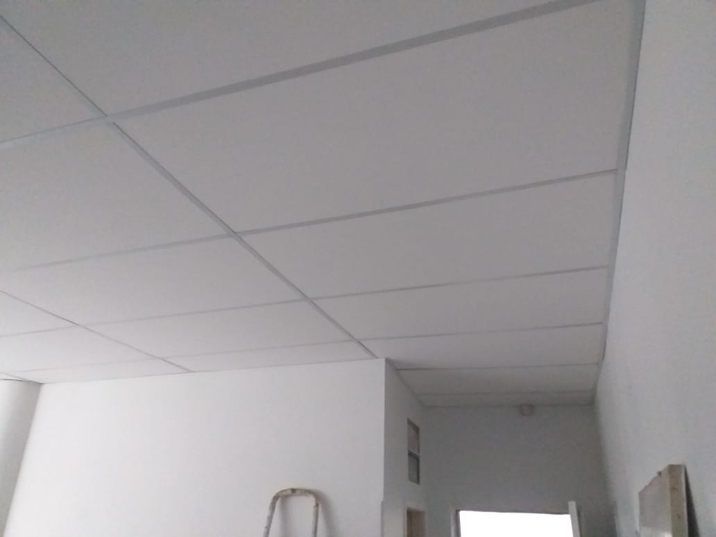 Forro acartonado de fibra mineral em escritório