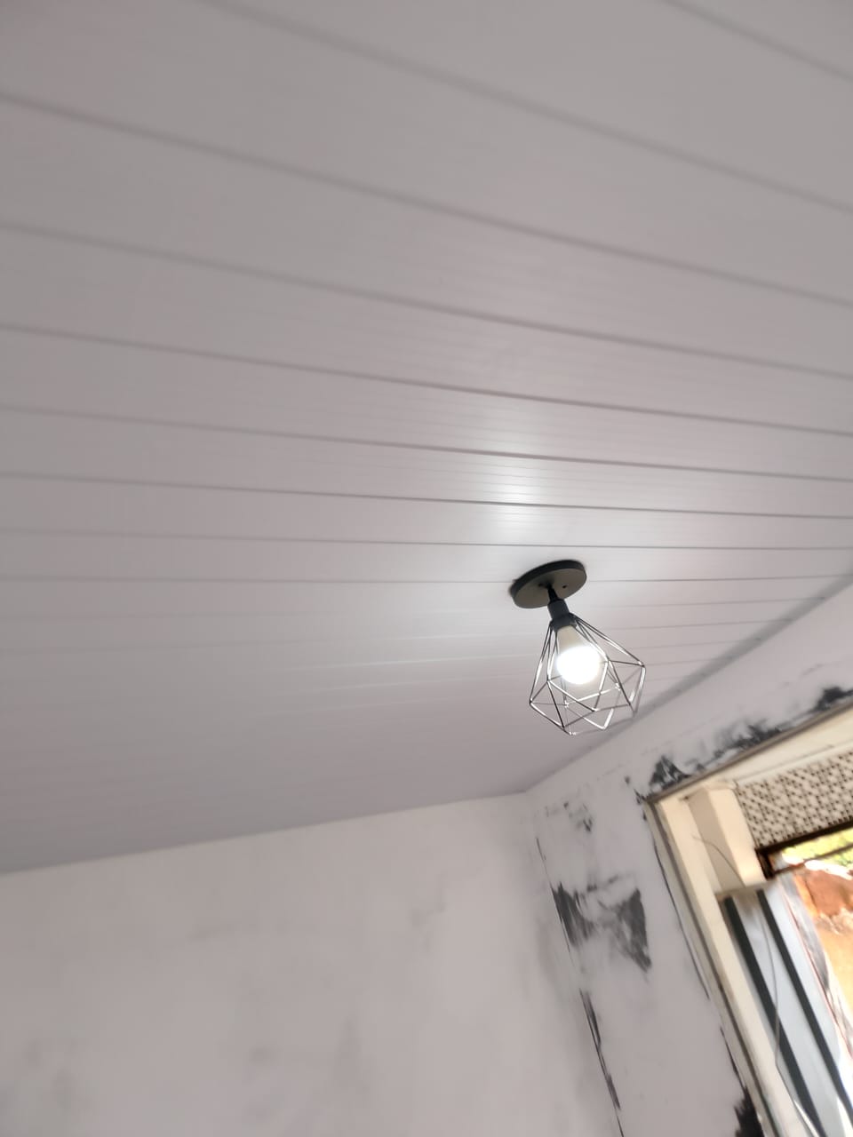 Forro PVC frisado branco com luminária pendente